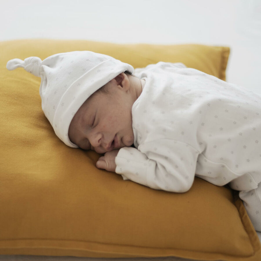 Imagem cute-baby-sleeping-yellow-pillow 1 1 1